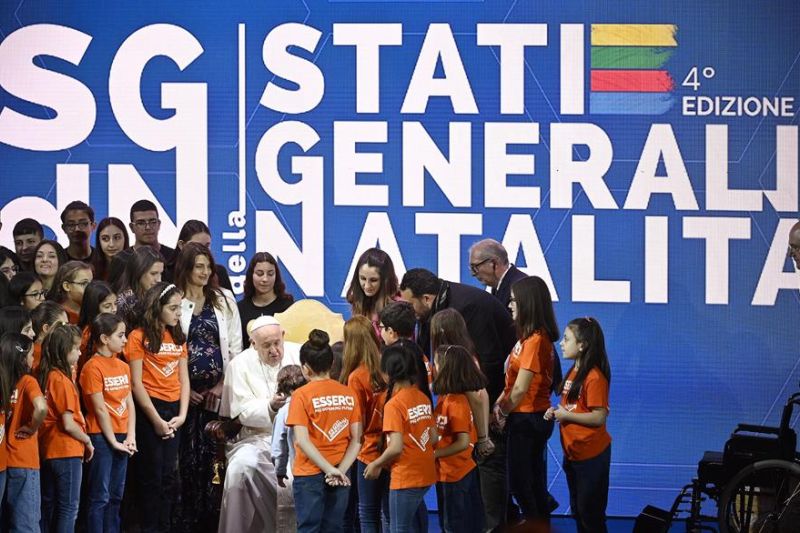 El papa Francisco aparece rodeado de niños en los "Estados Generales de la Natalidad" en Roma, Italia, el 10 de mayo de 2024. EFE/EPA/Riccardo Antimiani 01 100524