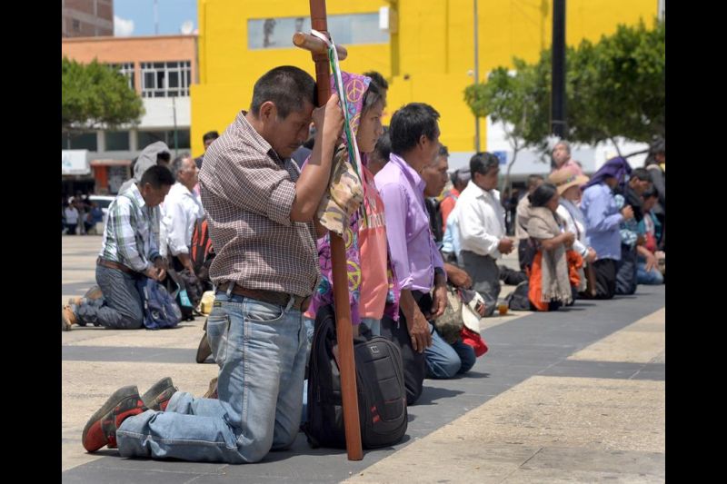Indígenas rezan este martes durante una manifestación en una plaza de la ciudad de Tuxtla Gutiérrez, en el sureño estado de Chiapas (México).