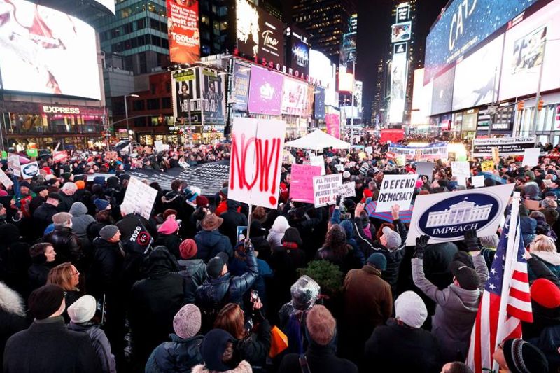 Manifestación de apoyo este martes, a la votación en la Cámara de Representantes de Estados Unidos con la que se podría iniciar un juicio político en contra del presidente Donald Trump, en la céntrica e icónica plaza de Times Square de Nueva York (EE.UU.)