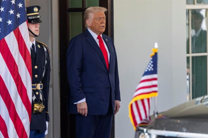 El presidente de EE. UU., Donald J. Trump, espera para saludar al presidente de El Salvador, Nayib Bukele, en la Casa Blanca en Washington, DC, EE. UU., el 14 de abril de 2025. EFE/SHAWN THEW 01150425