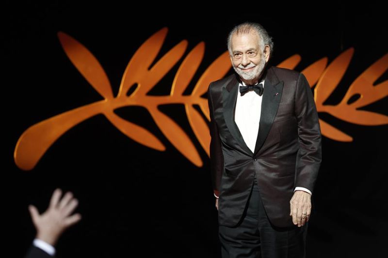 Fotografía de archivo en donde se ve al cineasta Francis Ford Coppola en el escenario de la ceremonia de clausura y entrega de premios del 77º Festival de Cine de Cannes, en Francia. EFE/SÉBASTIEN NOGIER