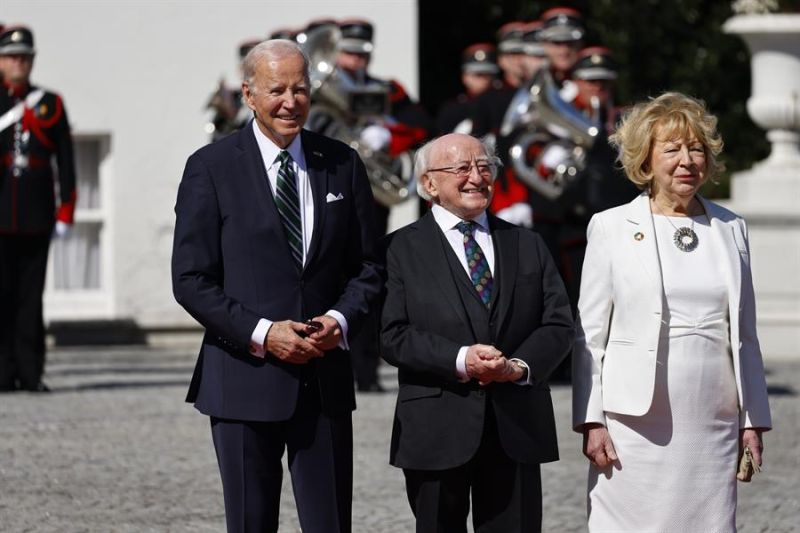El presidente irlandés, Michael D. Higgins, y su esposa, Sabina Higgins, reciben al presidente de EEUU, Joe Biden. EFE/EPA/TOLGA AKMEN 01 130423