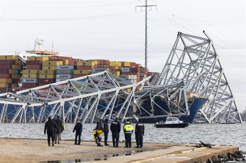 El personal de rescate se reúne en la orilla del río Patapsco después de que un buque portacontenedores chocara contra el puente Francis Scott Key provocando su colapso en Baltimore, Maryland. EFE/EPA/JIM LO SCALZO