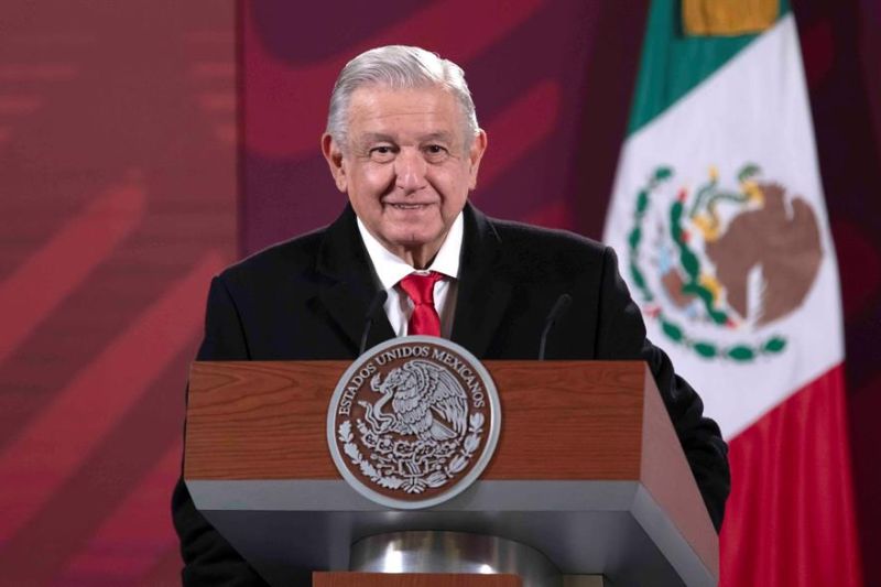 Fotografía cedida por la Presidencia de México, del mandatario mexicano Andrés Manuel López Obrador, durante una rueda de prensa en el Palacio Nacional, en Ciudad de México (México). 