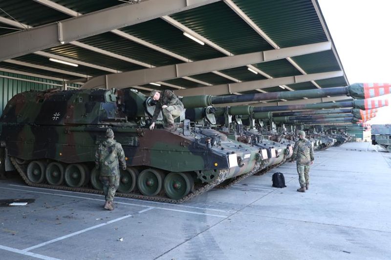 Obuses autopropulsados ​​tipo Panzerhaubitze PzH 2000 del ejército alemán preparados antes de ser cargados en camiones en el cuartel de Hindenburg en Munster, al norte de Alemania, el pasado mes de febrero.