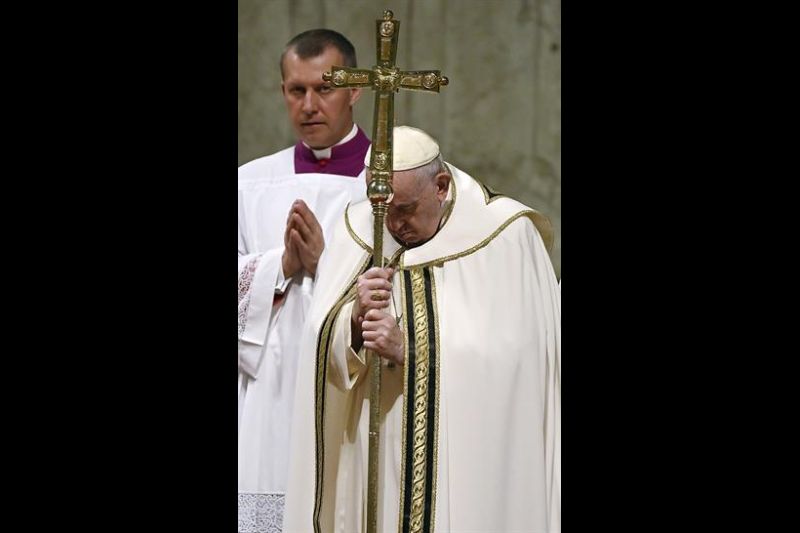 El papa Francisco pide que se ponga fin "inmediatamente" a las "insensata" guerra de Ucrania en su discurso de Navidad desde San Pedro. 01 261222