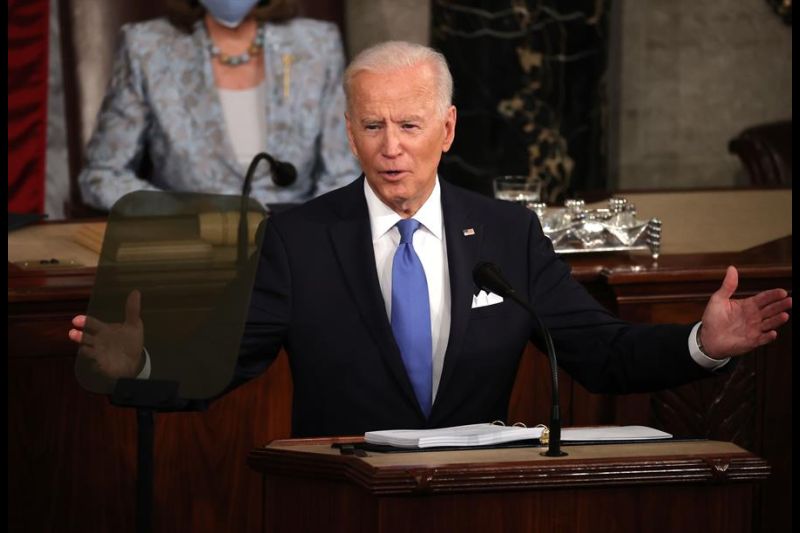 El presidente de Estados Unidos, Joe Biden, fue registrado este miércoles al dirigirse al Congreso estadounidense, con motivo de sus primeros cien días de gobierno, en la sede del Capitolio en Washington DC (EE.UU.)