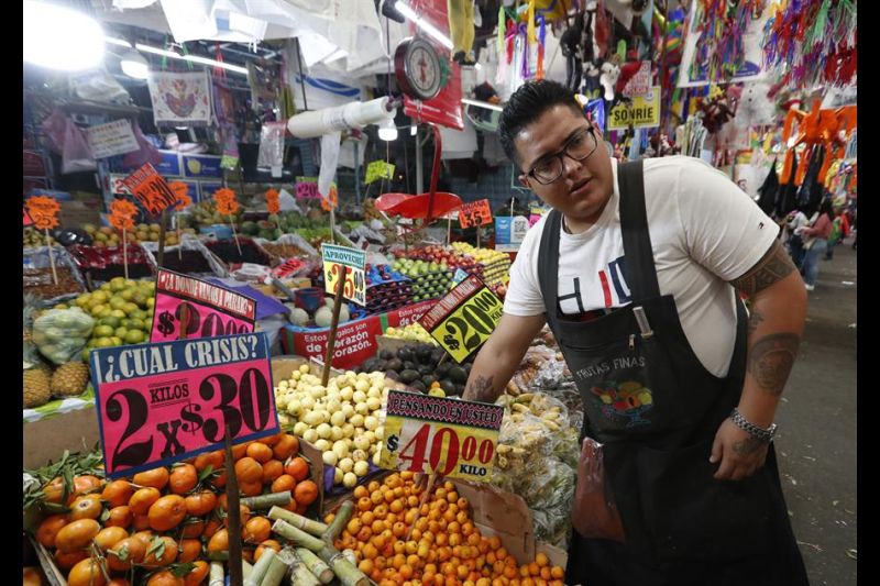 Fotografía de archivo de vendedores que ofrecen sus productos para los festejos navideños en el mercado de Jamaica, el 15 de diciembre de 2022, en Ciudad de México (México). 01 240123