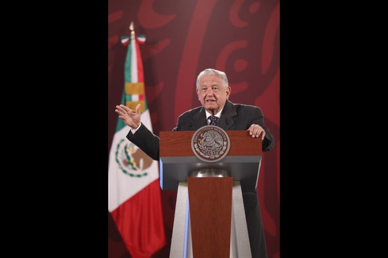 El presidente de México, Andrés Manuel López Obrador, participa hoy, durante una rueda de prensa matutina en Palacio Nacional, en Ciudad de México.