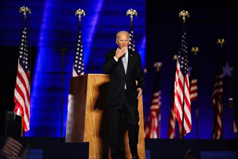 El presidente electo de Estados Unidos, Joe Biden (d), saluda en el escenario durante un evento de celebración fuera del Chase Center en Wilmington, Delaware (EE.UU.), ayer 7 de noviembre de 2020.