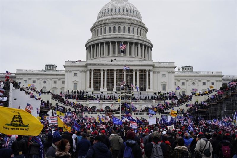 Fotografía de archivo, tomada el 6 de enero de 2021, en la que se registró a cientos de seguidores del expresidente estadounidense Donald Trump al irrumpir de manera violenta en los terrenos del Capitolio de los Estados Unidos, en Washington DC (EE.UU.).