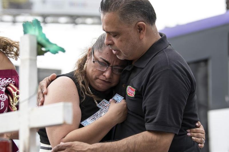 Familiares de las 52 personas fallecidas en el atentado al Casino Royal, acuden a un memorial hoy, a las afueras de lo que fue el sitio de apuestas en la ciudad de Monterrey, Nuevo León (México). EFE/Miguel Sierra.