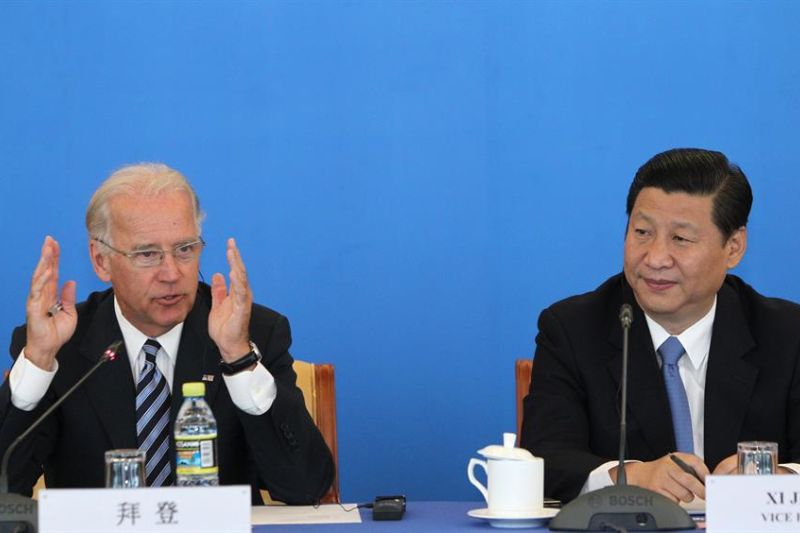 En la imagen, el presidente de Estados Unidos, Joe Biden (i), junto a su homólogo chino, Xi Jinping (d).