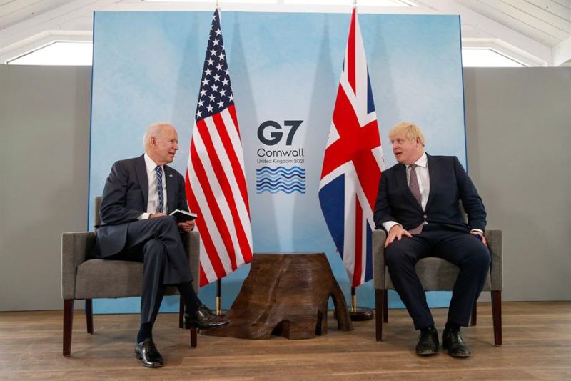 El Primer Ministro británico Boris Johnson (d) y el Presidente de EEUU Joe Biden, durante el encuentro bilateral que han celebrado hoy jueves en Carbis Bay, Reino Unido. 