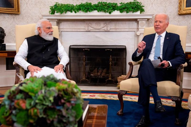 El primer ministro de India, Narendra Modi (i), se reúne con el presidente de EE.UU., Joe Biden, este 24 de septiembre de 2021, en el Despacho Oval de la Casa Blanca, en Washington. 