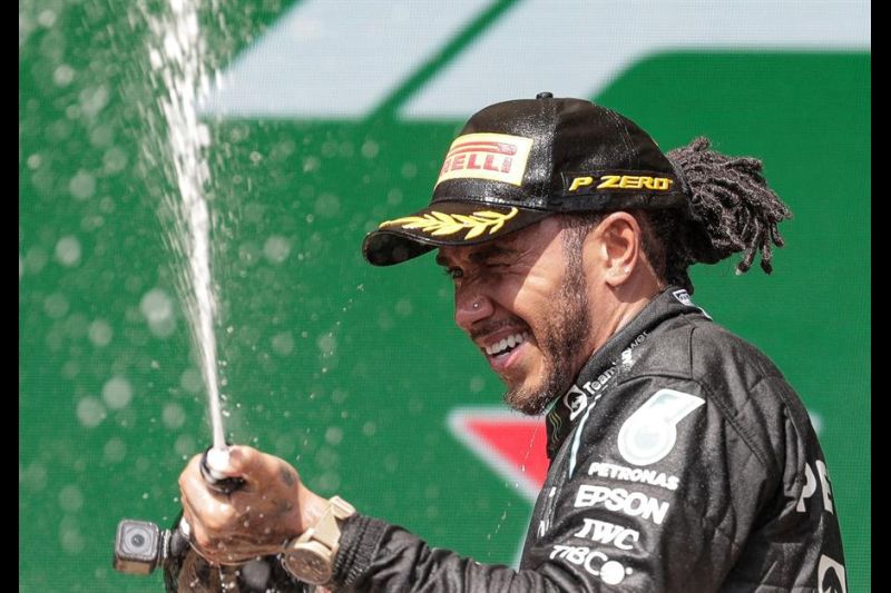 El británico Lewis Hamilton de Mercedes celebra el triunfo ayer, en el Gran Premio de Fórmula Uno de Sao Paulo en el Autódromo José Carlos Pace en Sao Paulo (Brasil). 01- 151121