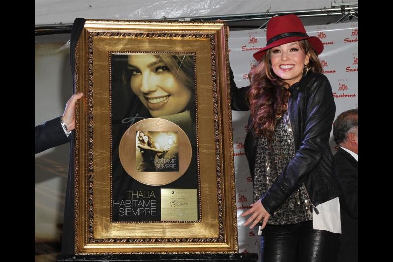 Fotografía fechada el 2 de diciembre de 2012 cedida por Photoamc, donde se observa a la cantante mexicana Thalía, mientras posa en Ciudad de México (México). EFE/Photoamc 