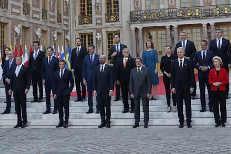 Foto de familia de la cumbre de los jefes de Estado y de Gobierno de la Unión Europea en su encuentro en el Palacio de Versalles (París)