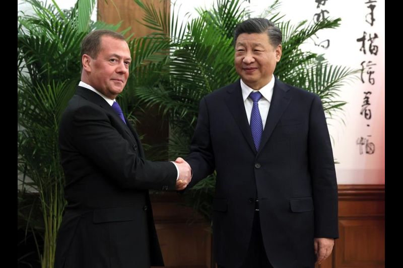 El vicepresidente del Consejo de Seguridad de Rusia y expresidente ruso, Dmitri Medvédev, y el presidente chino, Xi Jinping, se dan la mano durante su reunión en Pekín este miércoles. EFE/EPA/EKATERINA SHTUKINA/SPUTNIK/KREMLIN