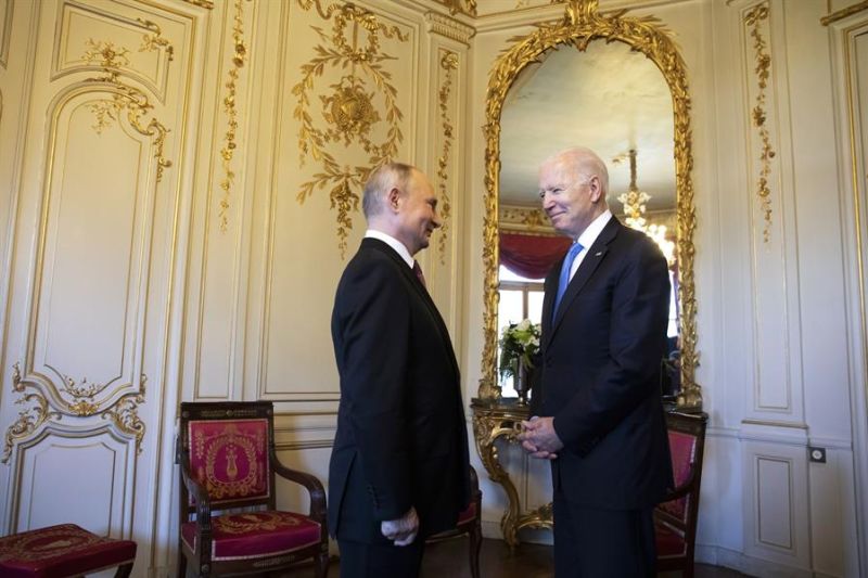 Los presidentes de Estados Unidos, Joe Biden (d), y de Rusia, Vladímir Putin - 02 - 160621