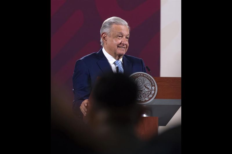 Fotografía cedida hoy, por la presidencia de México, del mandatario mexicano, Andrés Manuel López Obrador, durante una rueda de prensa en Palacio Nacional de la Ciudad de México (México). EFE/Presidencia de México