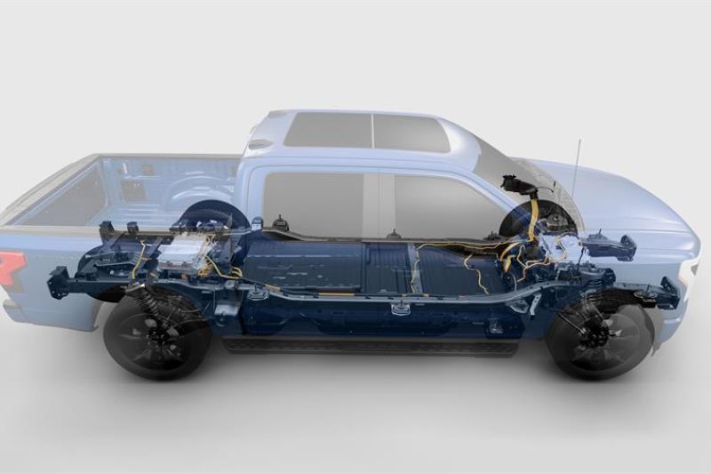 Imagen de Ford de la plataforma y el chasis de la "pickup" (camioneta) eléctrica F-150 Lightning presentada el pasado 19 de mayo de 2021 en el Ford Rouge Electric Vehicle Center, la planta donde se producirá el vehículo en Detroit, Michigan (EE.UU.).