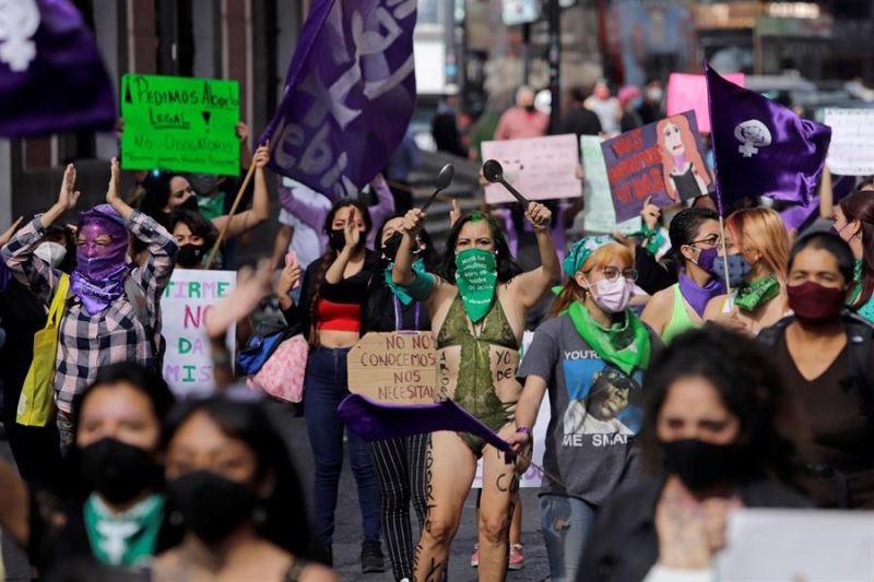 Colectivos feministas, protestaron para exigir alto a la violencia de género, feminicidios y legalización del aborto próxima a discutirse en el Congreso del Estado de Puebla (México).