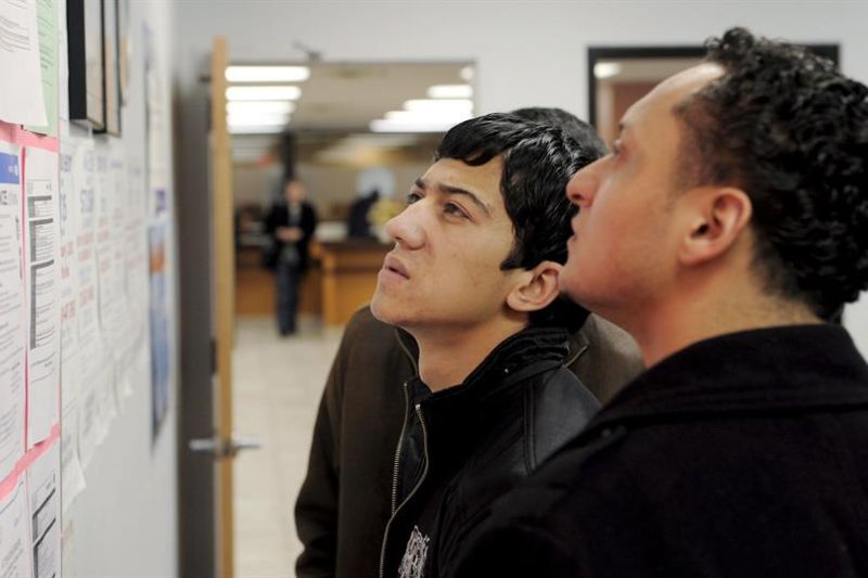 La creación de empleo se ralentizó en agosto, con 315,000 nuevos puestos de trabajo frente al medio millón alcanzado en julio. En la imagen un registro de archivo de un par de jóvenes al revisar ofertas laborales en una agencia de empleos, en Brooklyn.