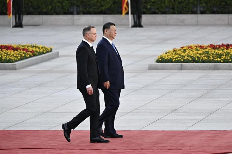 El presidente chino Xi Jinping (D) y el presidente de Polonia, Andrzej Duda, asisten a la ceremonia de bienvenida en el Gran Salón del Pueblo en Beijing, China, el 24 de junio de 2024. EFE/EPA/PEDRO PARDO/PISCINA