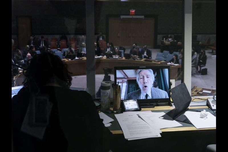 Miembros del Consejo de Seguridad de la ONU escuchan un pronunciamiento del fundador de Pink Floyd, el británico Roger Waters, a través de videoconferencia, este 8 de febrero de 2022, en Nueva York. EFE/Justin Lane