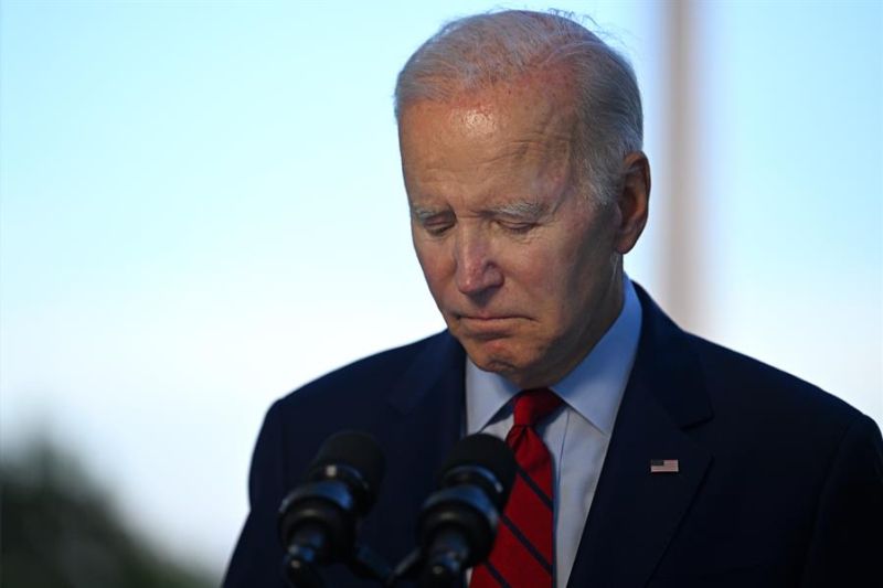 El presidente de Estados Unidos, Joe Biden, habla durante una sesión informativa desde el balcón de la Sala Azul de la Casa Blanca, en Washington (EE.UU.), este 1 de agosto de 2022. EFE/EPA/Jim Watson/Pool