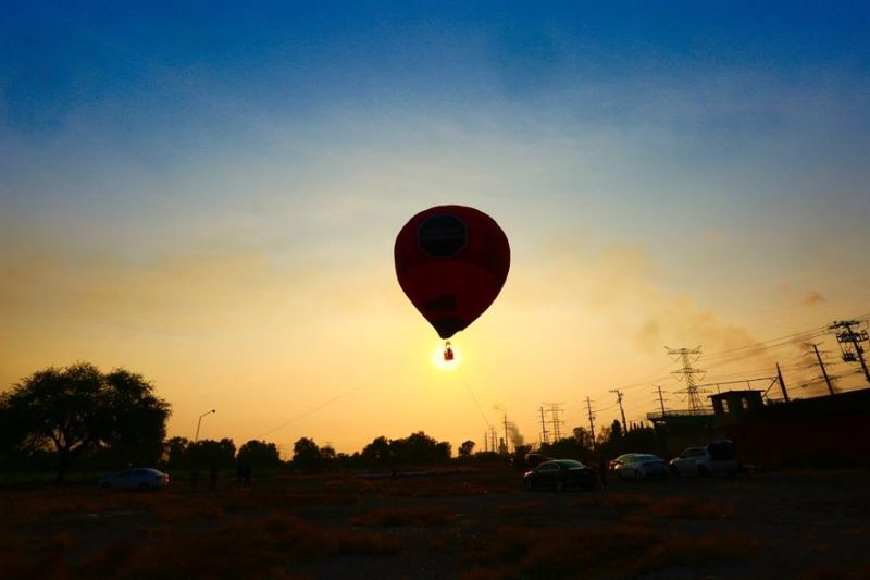 Miembros de Greenpeace vuelan hoy un globo aerostático sobre la termoeléctrica de Tula, en el estado de Hidalgo (México). 