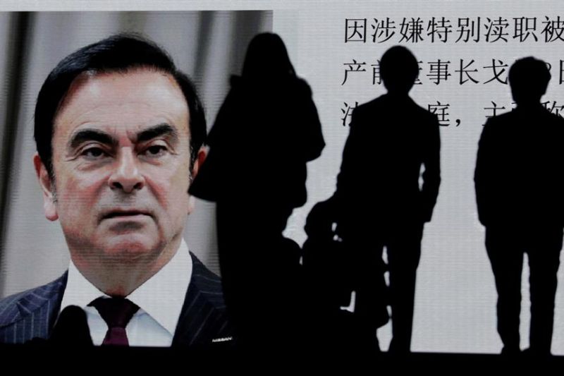 Peatones observan una pantalla que muestra una pieza informativa sobre el expresidente de Nissan Carlos Ghosn, con motivo de su primera comparecencia ante un juez en Tokio (Japón) el 8 de enero de 2019.