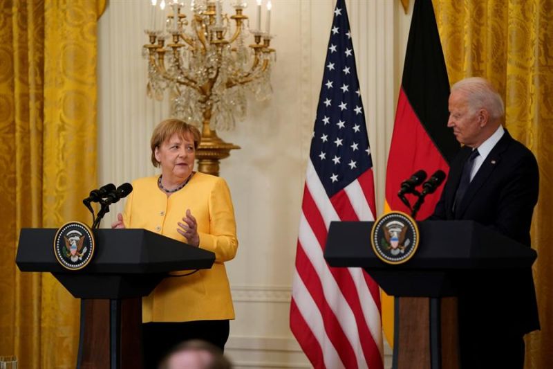 El presidente estadounidense, Joe Biden, y la canciller alemana, Angela Merkel, participan en una conferencia de prensa conjunta el 15 de julio de 2021 en Washington, DC, Estados Unidos.