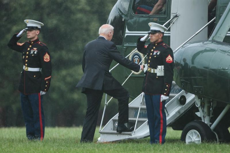 El presidente de Estados Unidos, Joe Biden, abordando helicóptero.