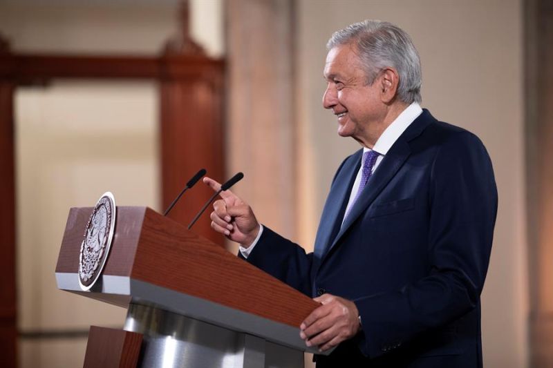 Fotografía cedida por la Presidencia de México del mandatario Andrés Manuel López Obrador durante su rueda de prensa matutina hoy, en el Palacio Nacional de Ciudad de México (México).