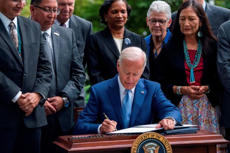 El presidente de EE.UU. Joe Biden, firma una orden para la protección completa a tres parques nacionales del país, algunos de ellos considerados sagrados por los nativos-americanos, este 8 de octubre de 2021, en Washington. EFE/Shawn Thew