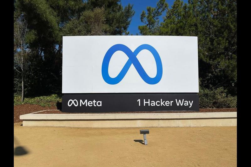 Fotografía de archivo en la que se registró el logo de Meta, la empresa matriz de Facebook, Instagram y WhatsApp, en Menlo Park (California, EE.UU.) 