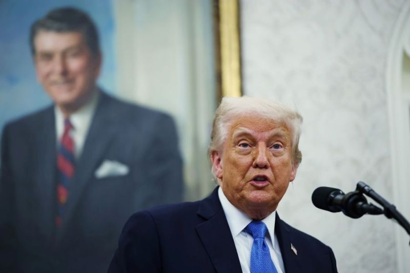 El presidente estadounidense, Donald Trump, habla en la Oficina Oval de la Casa Blanca en Washington, DC, EE.UU., 19 de mayo de 2025. EFE/EPA/SAMUEL CORUM / POOL 01200525