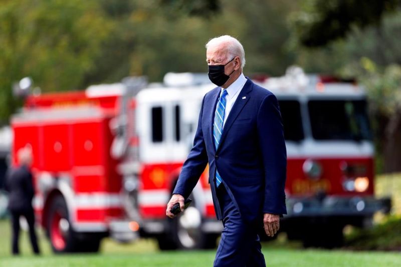 El presidente de EE.UU., Joe Biden, sale de la Casa Blanca, este 7 de octubre de 2021, en Washington.