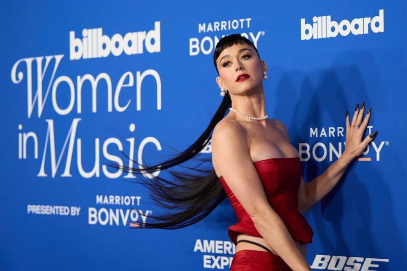 Fotografía de archivo de la cantautora estadounidense Katy Perry mientras llega a los Premios Billboard Women in Music Awards 2024 en el YouTube Theatre de los Ángeles, California, Estados Unidos. EFE/Allison Cena