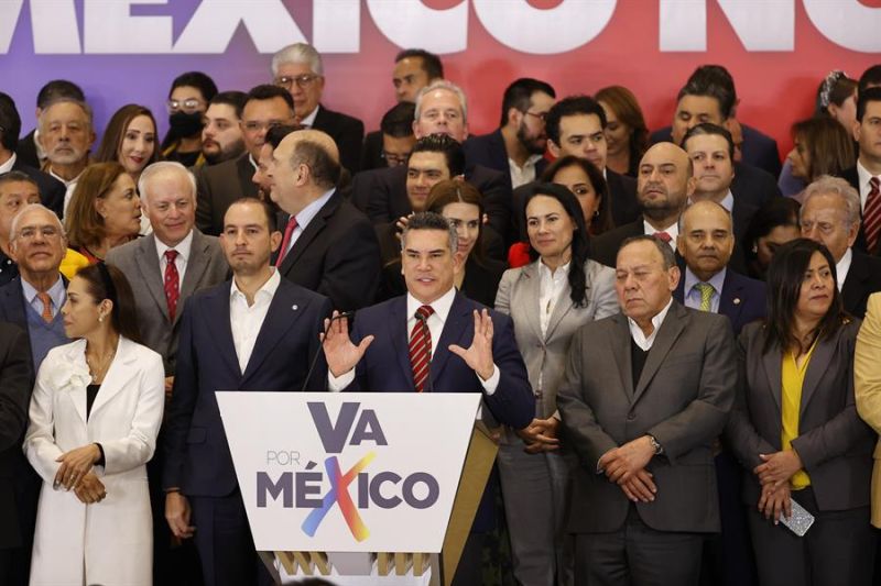 El dirigente del partido Revolucionario Institucional Alejandro Moreno (c) habla junto a Marko Cortés (i) de Acción Nacional y Jesús Zambrano (d) de Revolución Democrática hoy, en un anuncio ante la prensa en la Ciudad de México (México). 01 120123