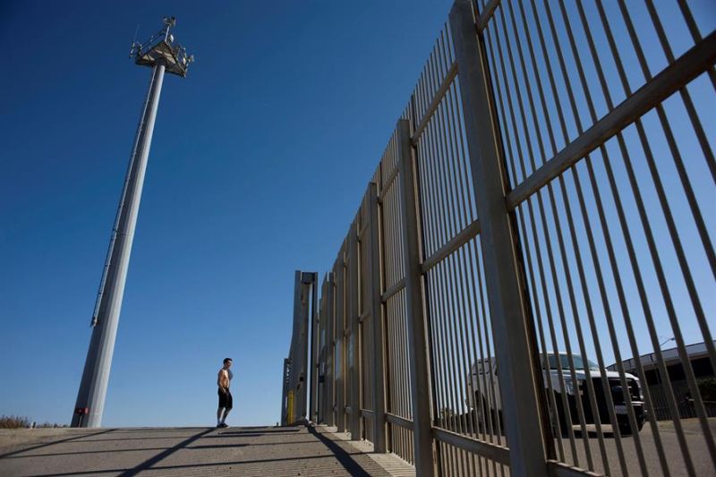 Fotografía de archivo fechada el 18 de noviembre de 2018 donde aparece un hombre mientras observa la frontera entre Estados Unidos y México desde la valla fronteriza en el Parque de la Amistad, en San Diego, California (EE.UU.). EFE/David Maung