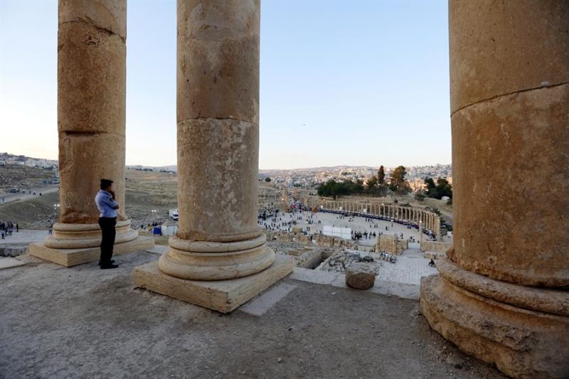 Un policía vigila la antigua ciudad de Jerash (Jordania).