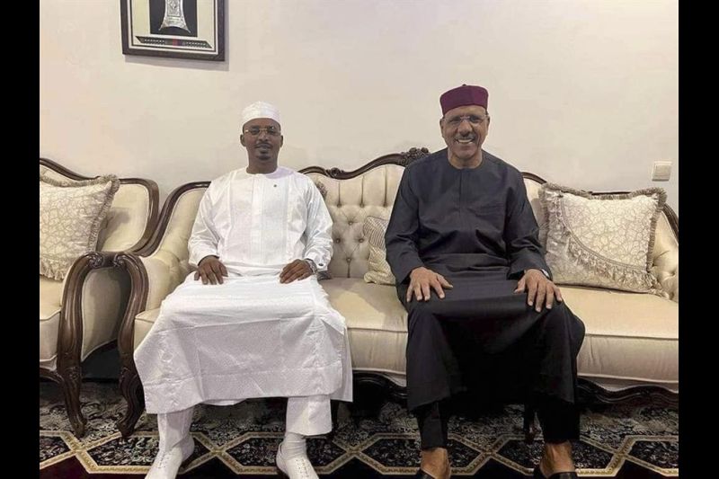 El presidente de transición de Chad, el general Mahamat Idriss Déby Itno (i), compartió esta madrugada la primera fotografía del presidente depuesto de Níger, Mohamed Bazoum (d). EFE/Twitter Mahamat Idriss Deby Itno