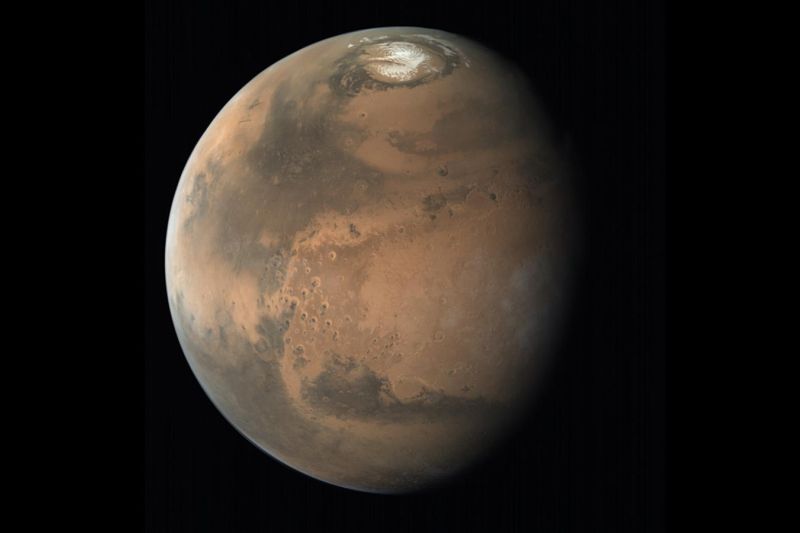 Una vista exagerada verticalmente del casquete polar norte de Marte, centrada en el cañón ‘Chasma Boreale’, de 500 km de largo, 100 km de ancho y 2 km de profundidad. EFE/ESA/DLR/FU Berlin/NASA MGS MOLA Science Team