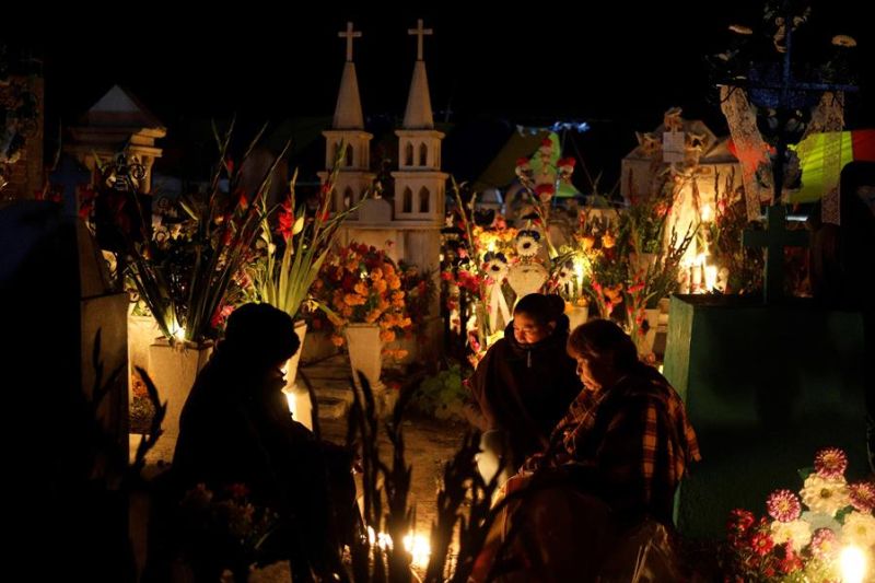 Pobladores del municipio de Xochitlán Todos Santos participan la madrugada de este sábado de la velada a sus muertos, en el estado de Puebla (México).