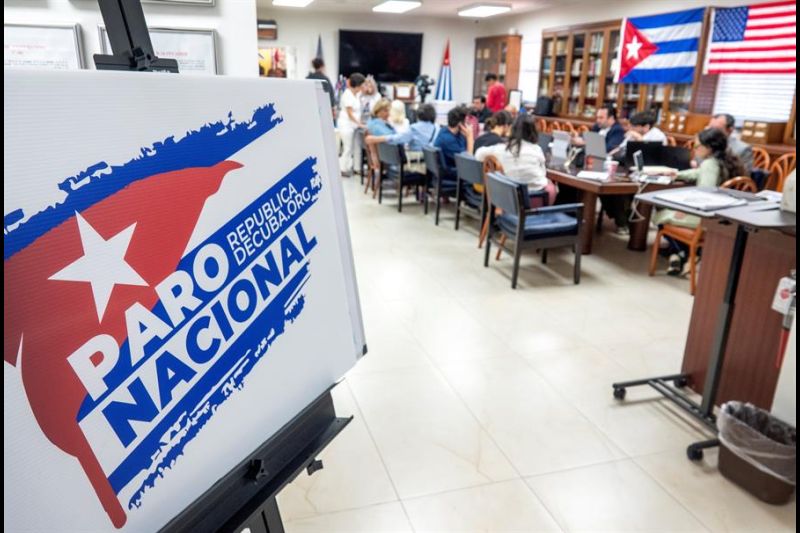Miembros del exilio cubano y otros activistas están recopilando informes de Cuba en el Centro de Información sobre Cuba, dirigido por la Asamblea de la Resistencia Cubana, en la sede de la Brigada 2506, en Miami, Florida, Estados Unidos, EFE