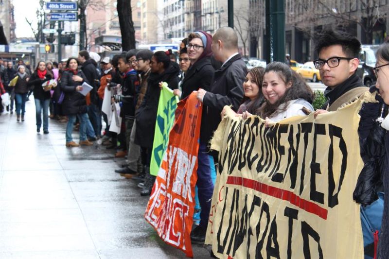 Fotografía de archivo en la que se registró a decenas de estudiantes de diversos grupos étnicos, entre ellos un gran número de latinos, al manifestarse en la ciudad de Nueva York (NY, EE.UU.). EFE/Jessica Martorell