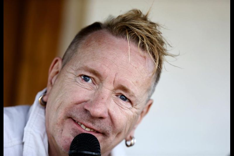 El músico John Lydon, más conocido como Johnny Rotten cuando lideraba como vocalista los Sex Pistols, atiende a los medios de comunicación en mayo de 2016 en San Sebastián (España). EFE/Juan Herrero.